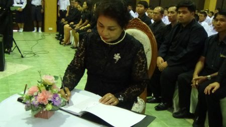 อาลัยพลเอกเปรม,ตอบแทนบุญคุณแผ่นดิน,โรงเรียนจุฬาภรณ์,,ประธานองคมนตรี,