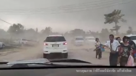 พายุถล่ม