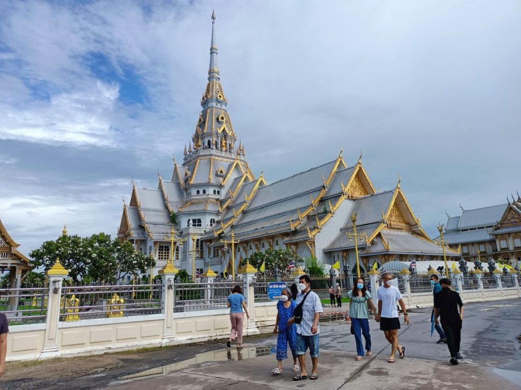 นักแสวงบุญมาบางตา