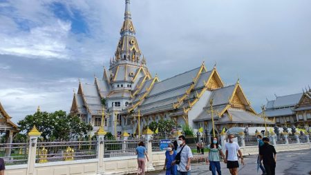นักแสวงบุญมาบางตา