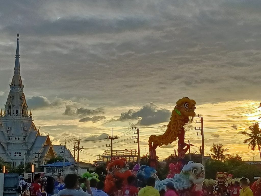 ขบวนคึกคักมากว่ารอบเช้า