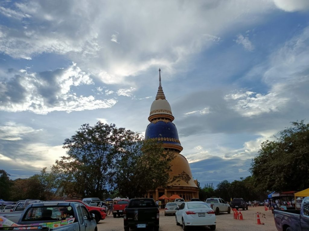 ใกล้ค่ำแล้วผู้คนยังไม่ถอย