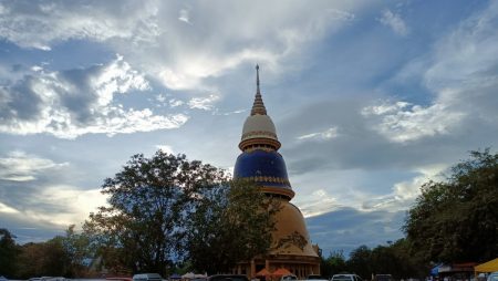 ใกล้ค่ำแล้วผู้คนยังไม่ถอย