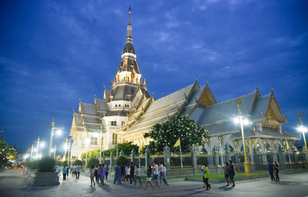 เวียนเทียนรอบพระอุโบสถหลังใหญ่วัดโสธร
