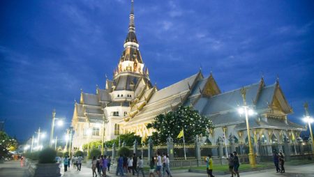 เวียนเทียนรอบพระอุโบสถหลังใหญ่วัดโสธร