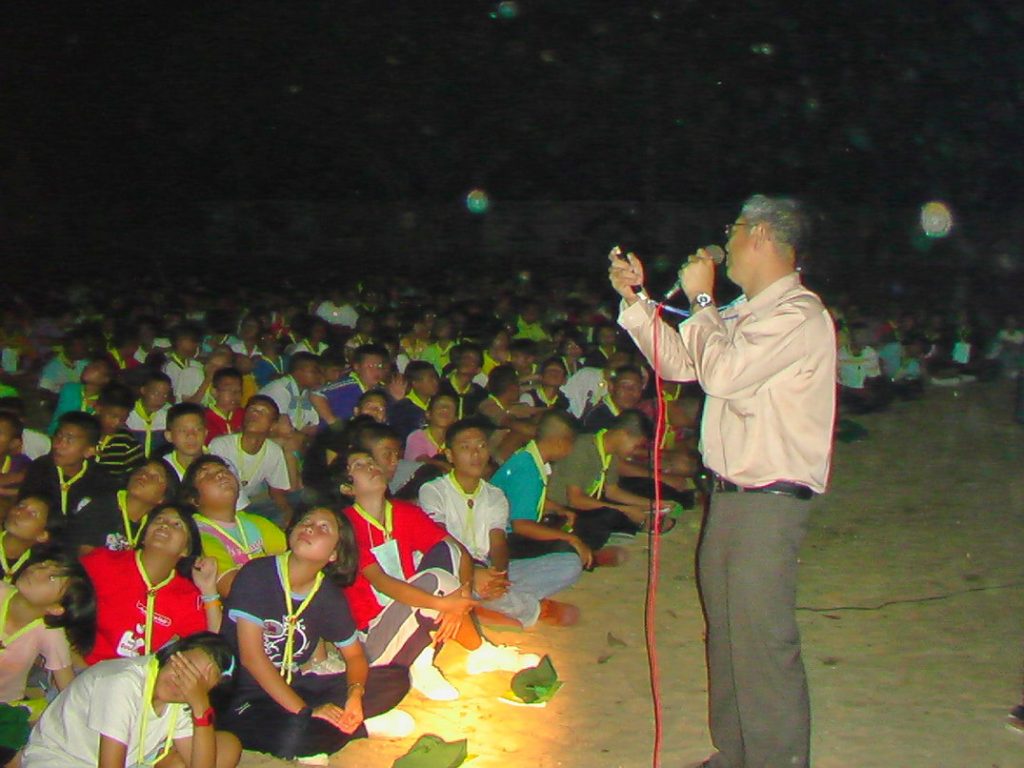บรรยายให้ความรู้ ท่ามกลางความสนใจของเด็กๆ ในอดีต