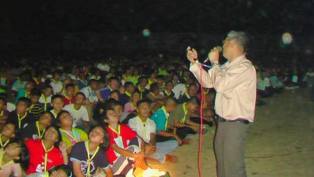 บรรยายให้ความรู้ ท่ามกลางความสนใจของเด็กๆ ในอดีต