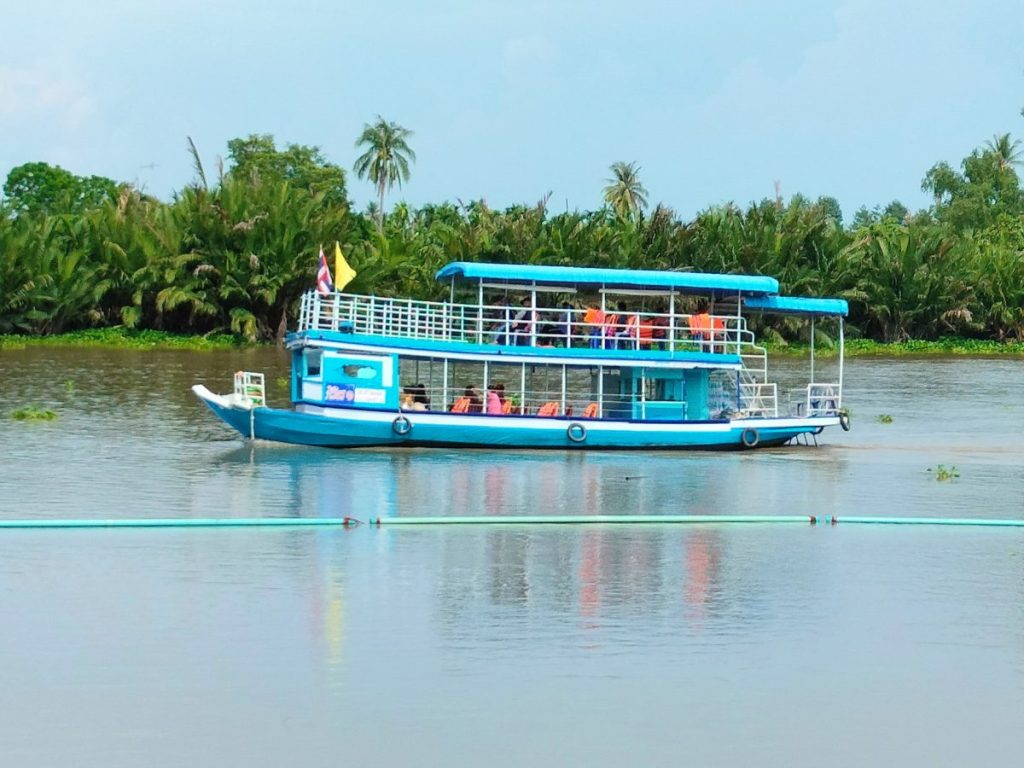 นักท่องเที่ยวนั่งเรือ ถ่ายภาพจระเข้ 3 เมตรได้