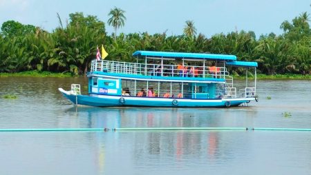 นักท่องเที่ยวนั่งเรือ ถ่ายภาพจระเข้ 3 เมตรได้