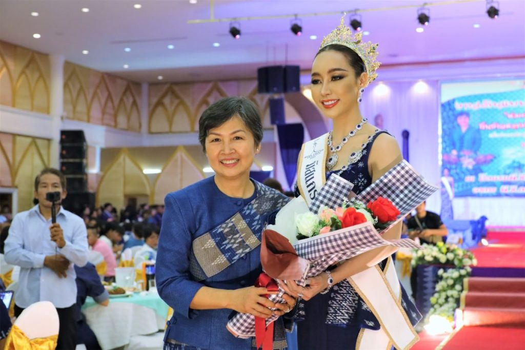 เดินแบบผ้าไทย
