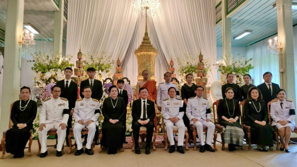 ถ่ายภาพร่วมครอบครัวฉายแสง