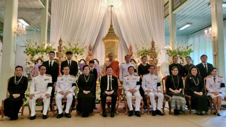 ถ่ายภาพร่วมครอบครัวฉายแสง