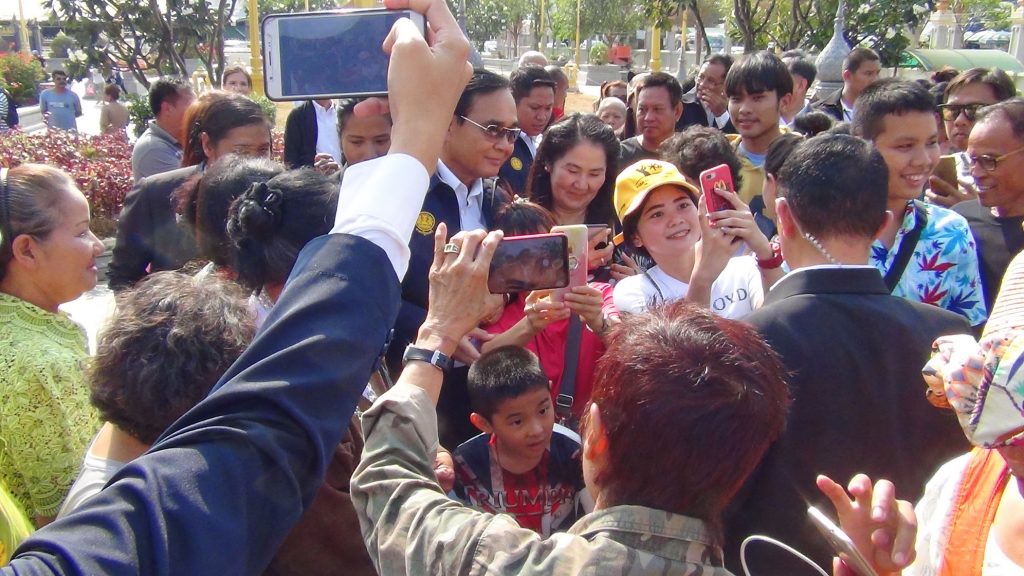 คลั่งดาราหน้าวัด