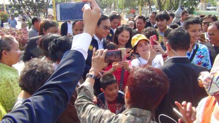 คลั่งดาราหน้าวัด